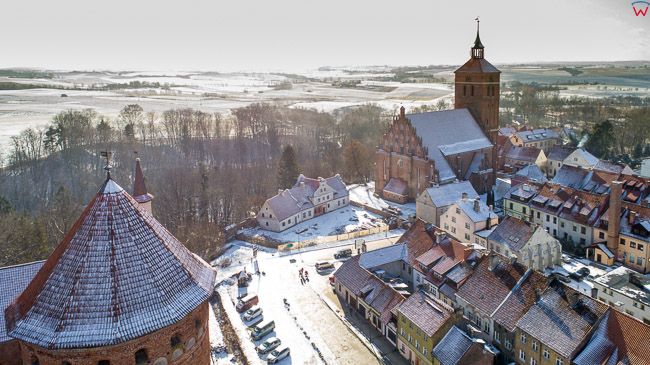 Reszel, panorama na kosciol przez wieze zamku. EU, PL, warm-maz. Lotnicze.